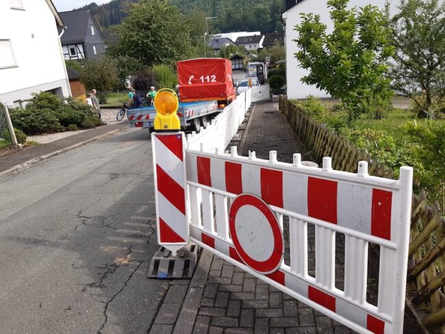 2020 08 Nuttlar Gehweg abgesackt